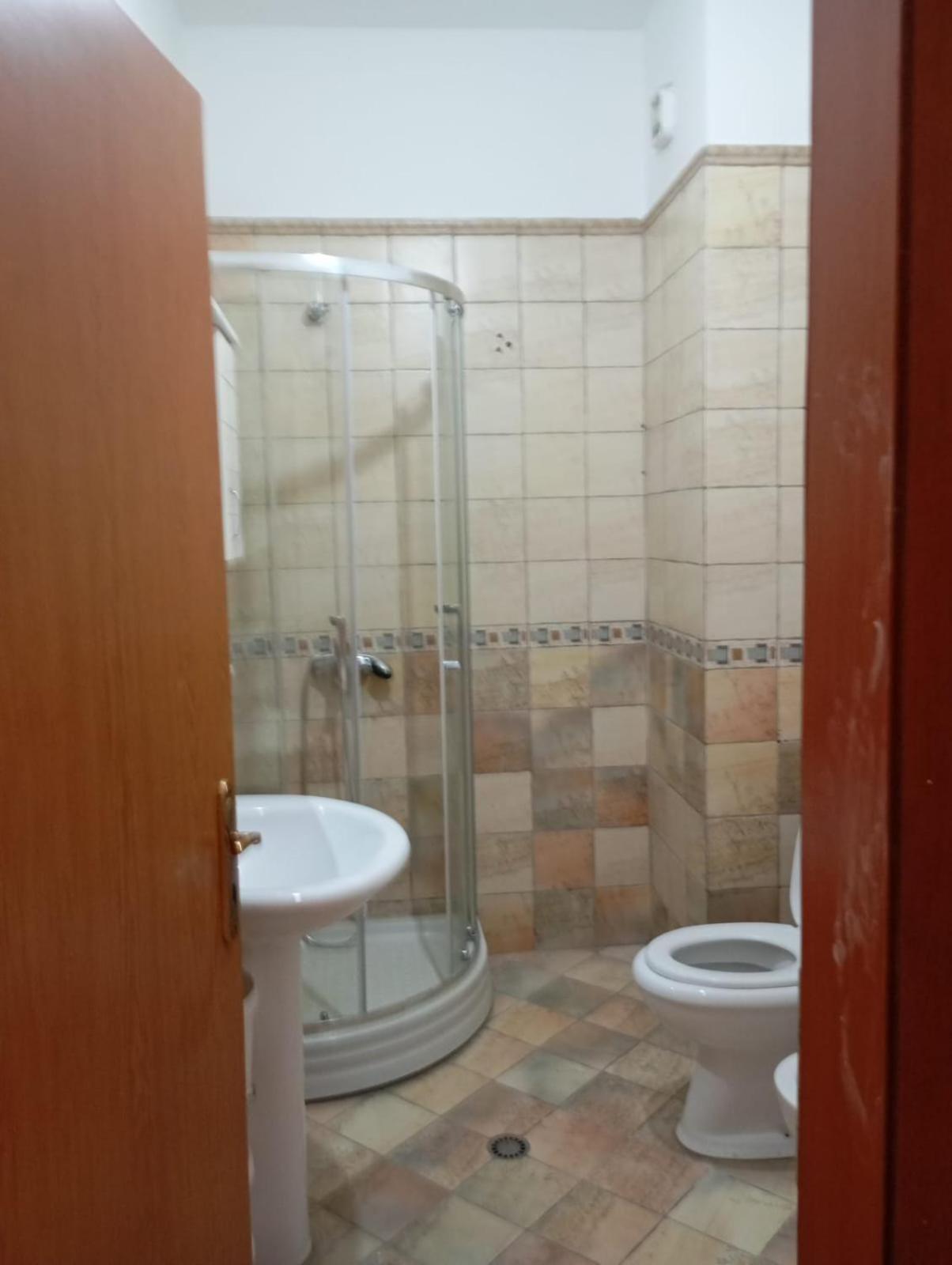 Royal 3 Hostel Tiran Dış mekan fotoğraf